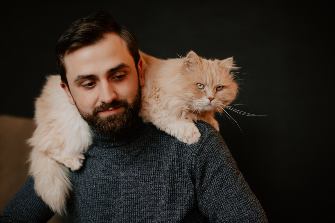 Dueño con su gato
