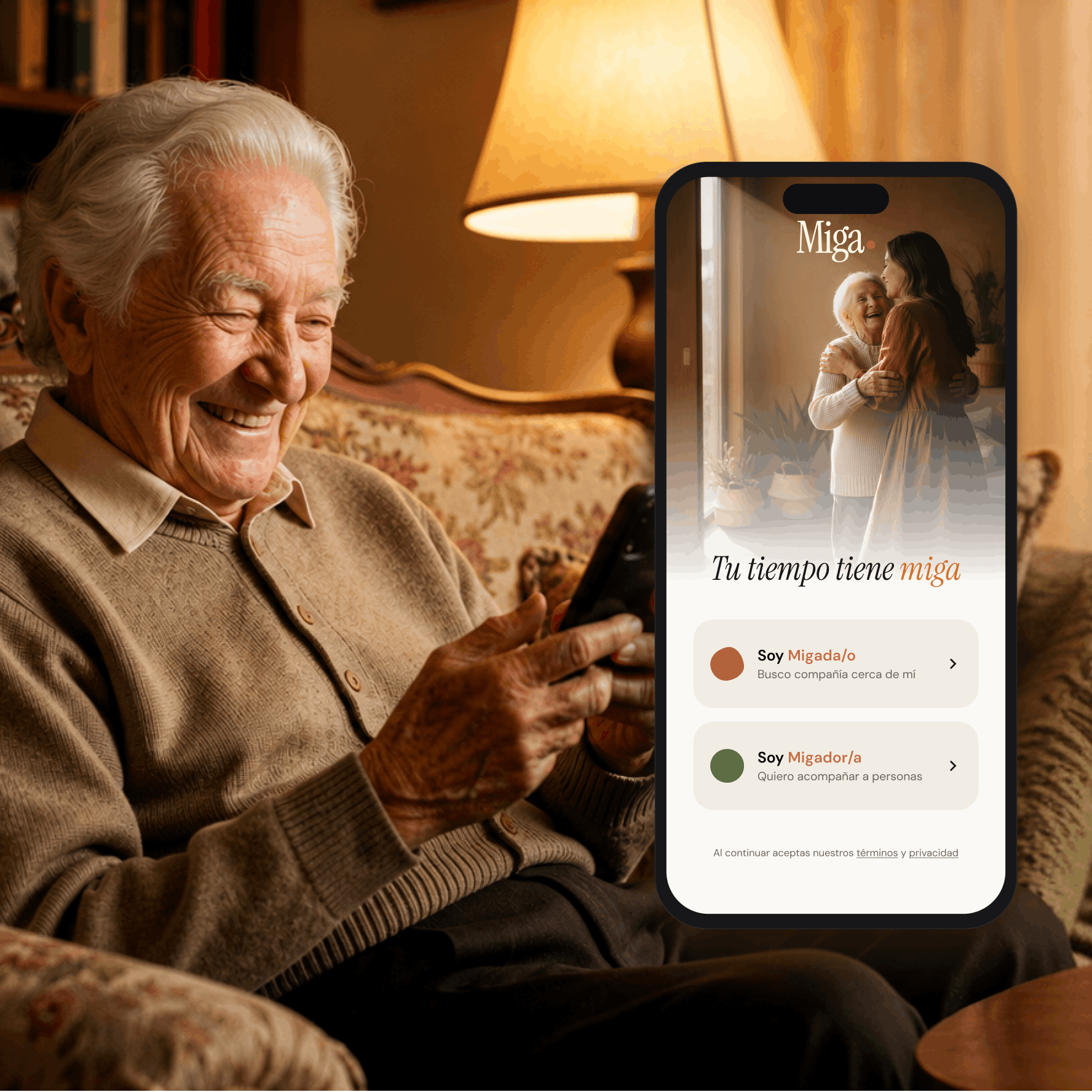 Miga — persona mayor sonriendo con el móvil y la pantalla de bienvenida de la app